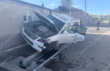 Մարտունիում բախվել են «Lexus LX570»-ը և «Opel»-ը․ այնուհետև «Lexus LX570»-ը բախվել է բնակչի տան քարե պատնեշին․ կա վիրավոր