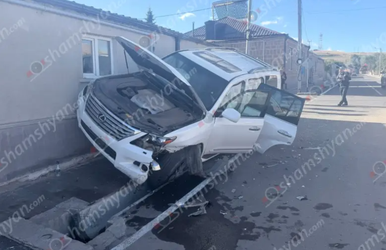 Մարտունիում բախվել են «Opel»-ը և «Lexus LX570»-ը․ վերջինս բախվել է բնակչի տան քարե պատնեշին․ կա վիրավոր Մարտունիում բախվել են «Opel»-ը և «Lexus LX570»-ը․ վերջինս բախվել է բնակչի տան քարե պատնեշին․ կա վիրավոր