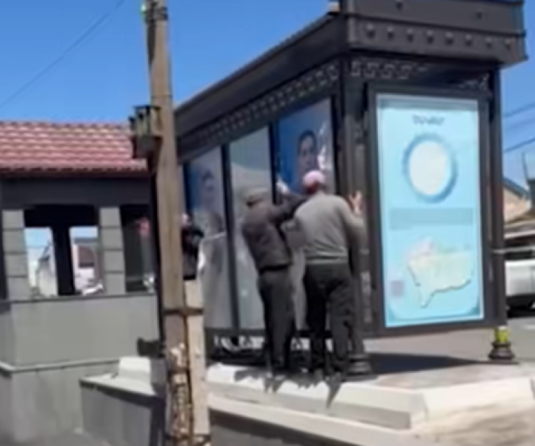 «Միասնության թևեր»-ի թեկնածուների նախընտրական քարոզչության պաստառները Մարտունու համայնքապետարանի անօրինական ցուցումով հեռացվել է (տեսանյութ) «Միասնության թևեր»-ի թեկնածուների նախընտրական քարոզչության պաստառները Մարտունու համայնքապետարանի անօրինական ցուցումով հեռացվել է (տեսանյութ)