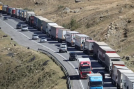 Լարսում հայ վարորդները կոնյակով բարձված բեռնատարներով 1 ամսից ավելի է կանգնած են Լարսում հայ վարորդները կոնյակով բարձված բեռնատարներով 1 ամսից ավելի է կանգնած են