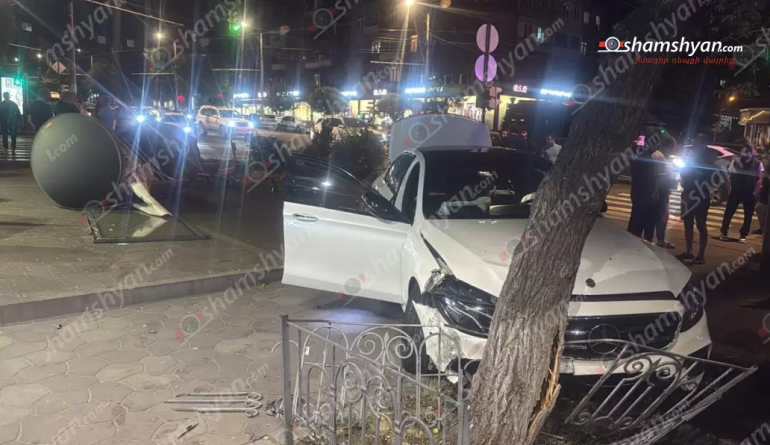 Երևանում «Mercedes»-ը դուրս է եկել երթևեկելի գոտուց, կոտրել է գովազդային ցուցանակը, բախվել ծառին