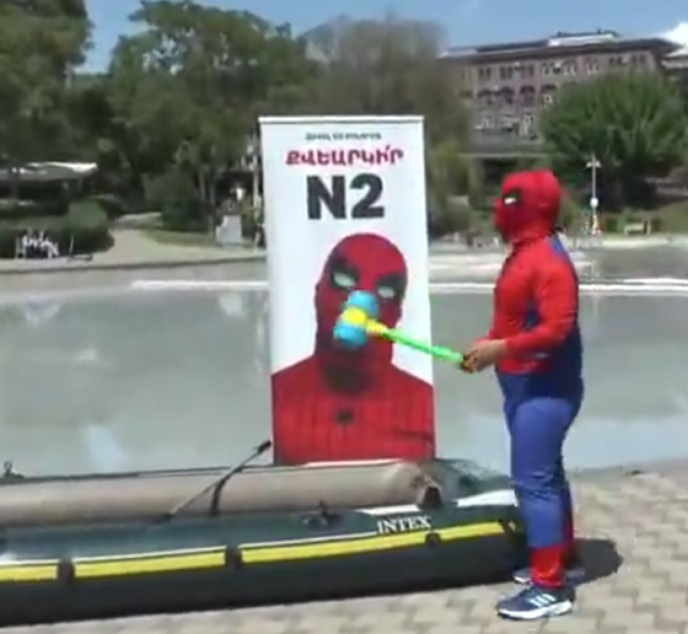 Մենք ամենալուրջ կուսակցությունն ենք ու առաջարկում ենք փոխել համակարգը. «Բոլորին դեմ եմ»-ը «ջուր ծեծոցի» էր կազմակերպել Կարապի լճի մոտ Մենք ամենալուրջ կուսակցությունն ենք ու առաջարկում ենք փոխել համակարգը. «Բոլորին դեմ եմ»-ը «ջուր ծեծոցի» էր կազմակերպել Կարապի լճի մոտ
