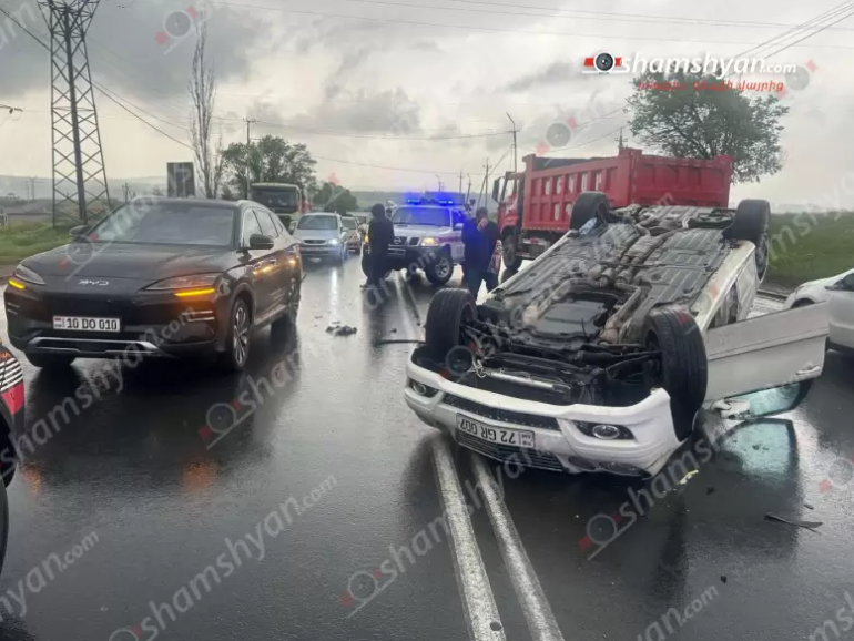 Բախվել են «BYD»-ն, «Mitsubishi Grandis»-ը, «ՎԱԶ»-ը և «Mercedes»-ը. վերջինը գլխիվայր շրջվել է