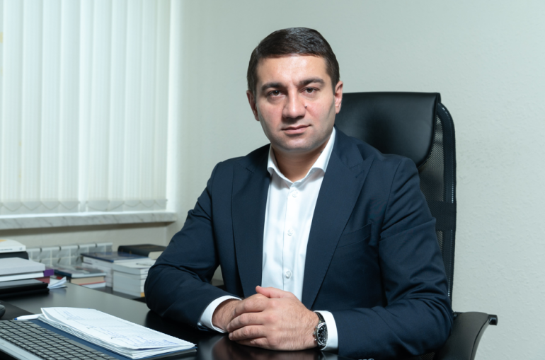 7 տարի առաջ Փաշինյանն ասում էր՝ ՀՀ քաղաքացին կրթություն ունի, բայց նրան թալանում են, հիմա ասում են՝ տգետ է. այս թեզն իրենց տգիտության մասին է. Նաիրի Սարգսյան (տեսանյութ) 7 տարի առաջ Փաշինյանն ասում էր՝ ՀՀ քաղաքացին կրթություն ունի, բայց նրան թալանում են, հիմա ասում են՝ տգետ է. այս թեզն իրենց տգիտության մասին է. Նաիրի Սարգսյան (տեսանյութ)