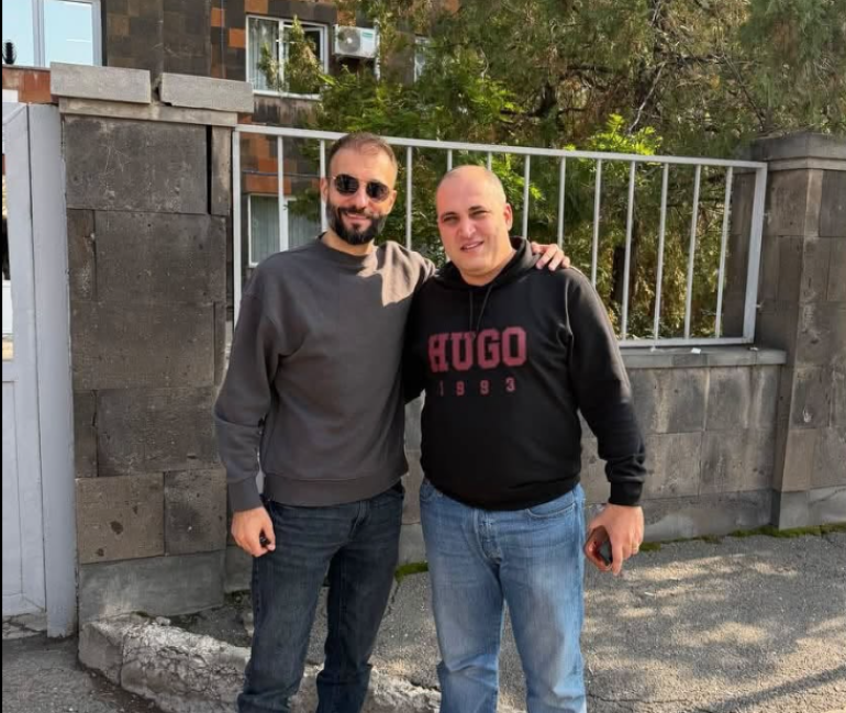 Վազգեն Սաղաթելյանը և Նարեկ Սամսոնյանը կրկին կվարեն փոդքասթը. դատարանը վերացրել է վարչական վերահսկողությունը