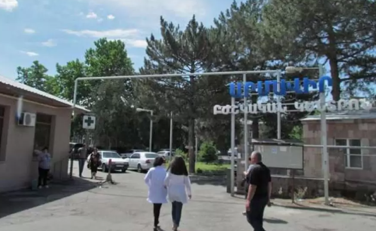 «Արմավիր» բժշկական կենտրոնում ծնողներին հայտնել են, որ տղա են ունեցել, նրանք երեխային անվանակոչել են Հովհաննես. պարզվել է, որ երեխան աղջիկ է «Արմավիր» բժշկական կենտրոնում ծնողներին հայտնել են, որ տղա են ունեցել, նրանք երեխային անվանակոչել են Հովհաննես. պարզվել է, որ երեխան աղջիկ է