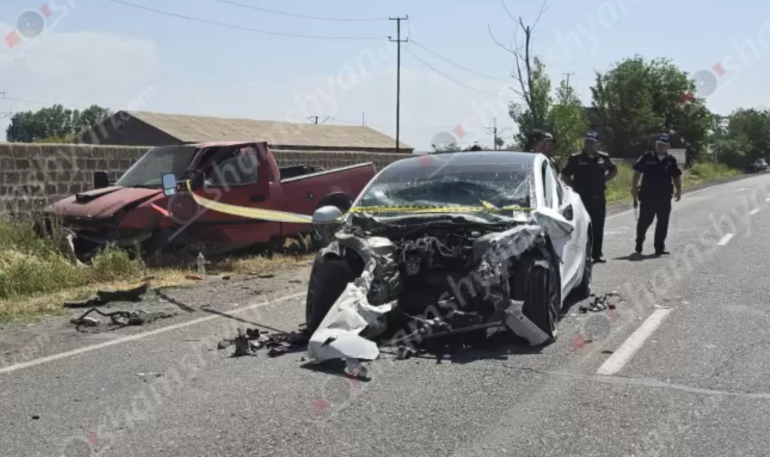 Արմավիրի մարզում բախվել են «Tesla» և «Jeep Pickup» մակնիշի ավտոմեքենաները