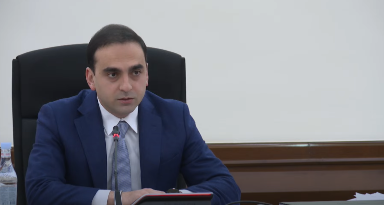 Ավտոբուսներում և տրոլեյբուսներում այսօրվանից գործելու է բանկային քարտով վճարման եղանակը. Ավինյան