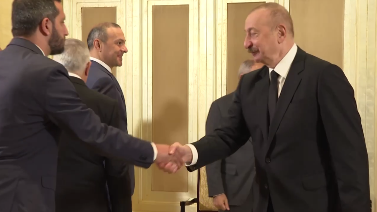 Հայաստանյան կառավարչի ու Ալիևի պատվիրակությունների հադիպմանը հատկապես աչք ծակող էր ԱԽ քարտուղարի ժպտերես դեմքը, ով հայրենի Մարտունին բարեհաջող ադրբեջանցիներին հանձնելուց հետո ինքնագոհ վայելում է «վաստակած» պաշտոնը. Տիգրան Աբրահամյան Հայաստանյան կառավարչի ու Ալիևի պատվիրակությունների հադիպմանը հատկապես աչք ծակող էր ԱԽ քարտուղարի ժպտերես դեմքը, ով հայրենի Մարտունին բարեհաջող ադրբեջանցիներին հանձնելուց հետո ինքնագոհ վայելում է «վաստակած» պաշտոնը. Տիգրան Աբրահամյան