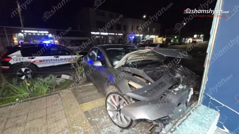 Երևանում «Tesla»-ն բախվել է բազալտե եզրաքարին, հայտնվել մայթին, կա տուժած
