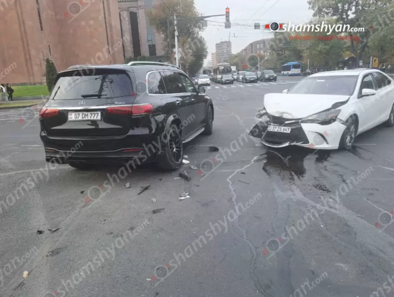 Երևանի քաղաքապետարանի մոտ բախվել են «Mercedes GLS 450»-ն ու «Toyota Camry»-ն