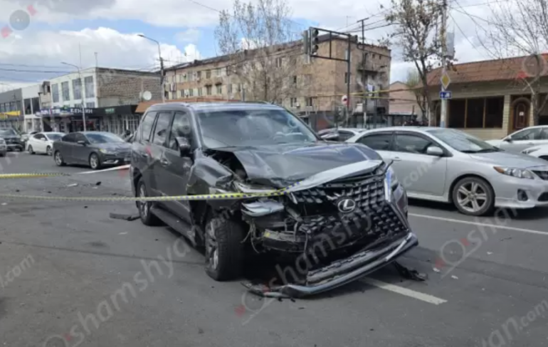 Երևանում բախվել են «Lexus» և «Hongqi» մակնիշի ավտոմեքենաները, կա 5 տուժած