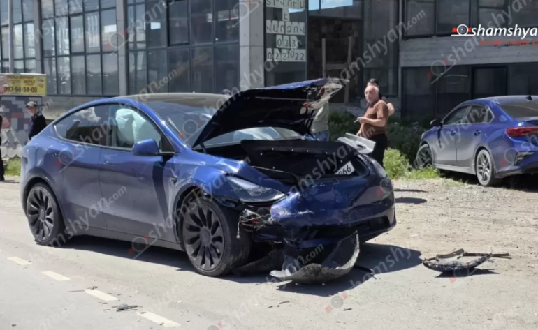 Զովունիում բախվել են «Tesla»-ն և «Volkswagen Vento»-ն, կա տուժած
