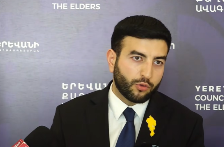 Շիշ շպրտելս հանդարտության կոչ էր. շիշը սեղանից ցայտում է այն պահին, երբ որ պետք է հանդարտվի, սեղանին է կպել, ոչ թե ինչ-որ անձի․ ՔՊ-ականը՝ իր շիշ շպրտելու մասին Շիշ շպրտելս հանդարտության կոչ էր. շիշը սեղանից ցայտում է այն պահին, երբ որ պետք է հանդարտվի, սեղանին է կպել, ոչ թե ինչ-որ անձի․ ՔՊ-ականը՝ իր շիշ շպրտելու մասին