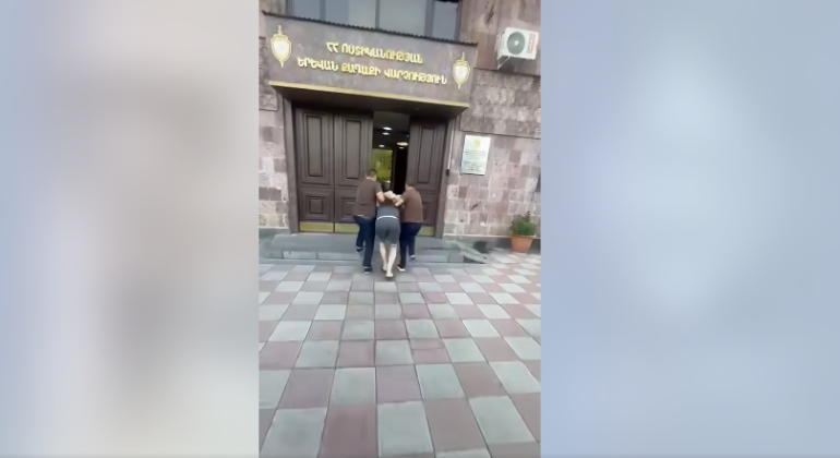 Երևանի քրեական ոստիկանները ձերբակալել են uպանnւթյան փորձի և առողջությանը ծանր վնաս պատճառելու հատկանիշներով հետախուզվողի (տեսանյութ) Երևանի քրեական ոստիկանները ձերբակալել են uպանnւթյան փորձի և առողջությանը ծանր վնաս պատճառելու հատկանիշներով հետախուզվողի (տեսանյութ)