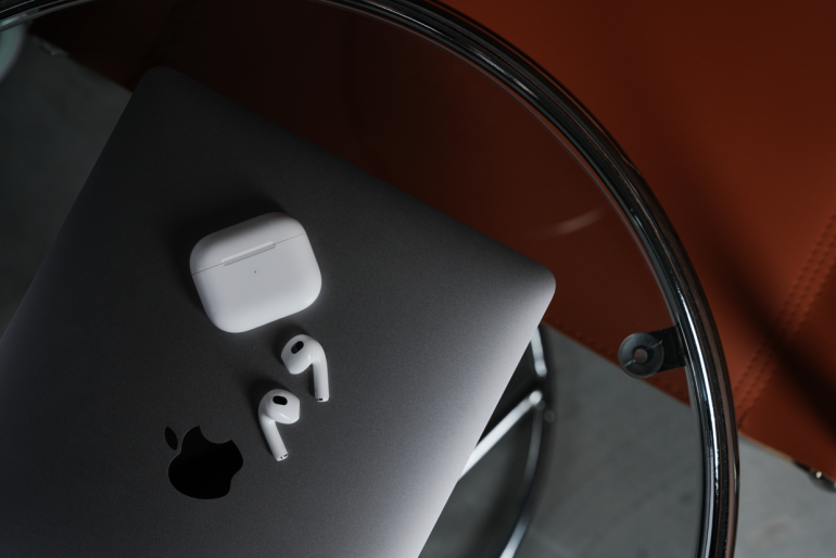 MacBook Air. աշխատանքի և ուսման համար Apple նոութբուք գնելու 7 պատճառ