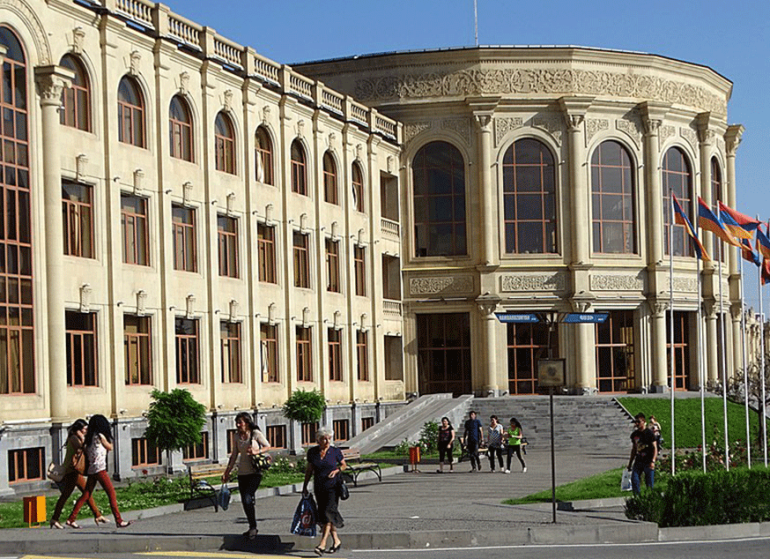 Գյումրիում խուզարկությունների հետևանքով կա առնվազն 5 ձերբակալված Գյումրիում խուզարկությունների հետևանքով կա առնվազն 5 ձերբակալված