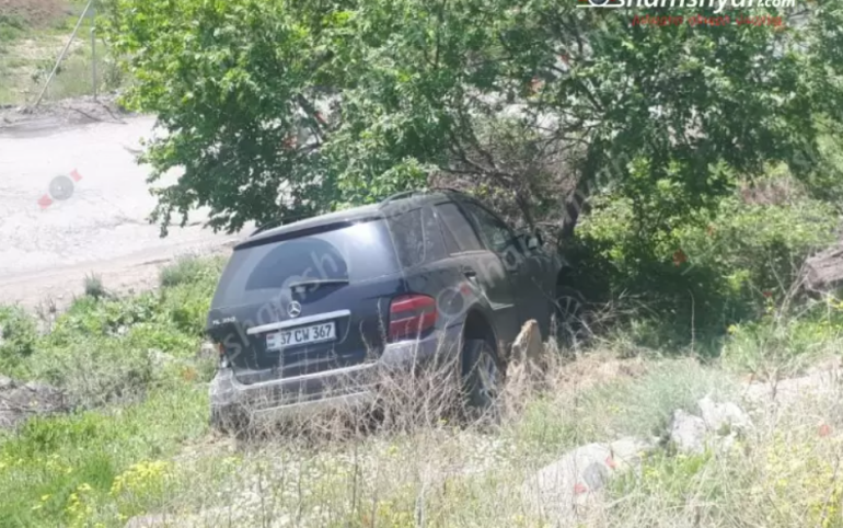 «Mitsubishi Pickup»-ը բախվել է «Mercedes ML 350»-ին, ինչի հետևանքով վերջինը բախվել է հաստաբուն ծառին