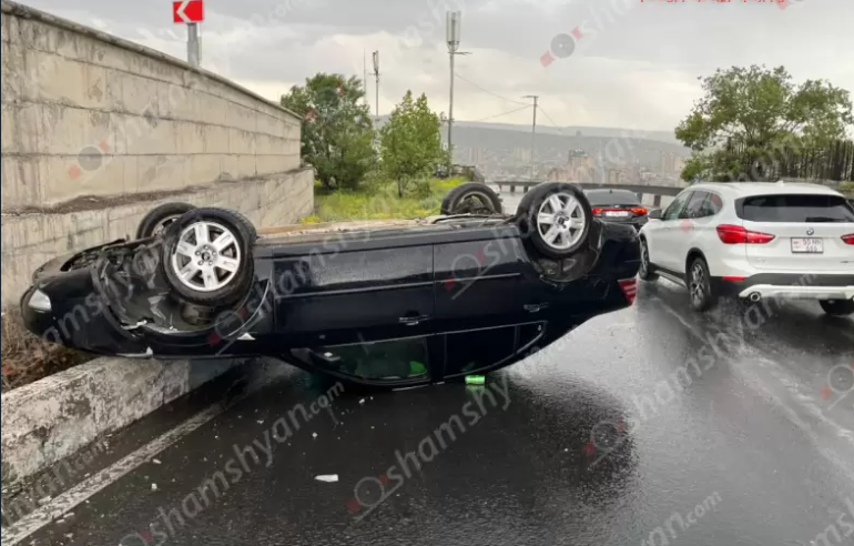 Երևանում «Ford»-ը բախվել է բազալտե եզրաքարին և գլխիվայր շրջվել