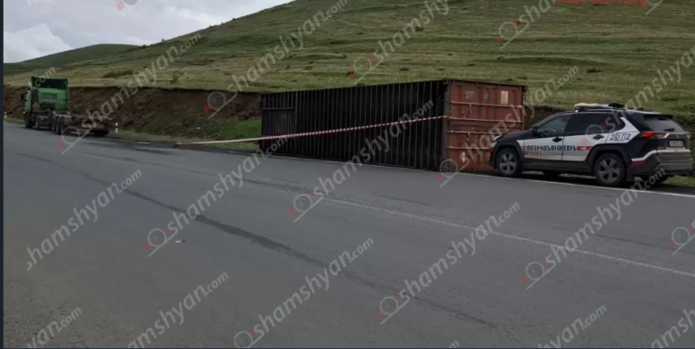 Արտակարգ դեպք Աշոցքի ոլորաններում, բեռնատարի վրա տեղադրված բեռնախցիկը, որում եղել է 4 ավտոմեքենա, պոկվել ու ընկել է