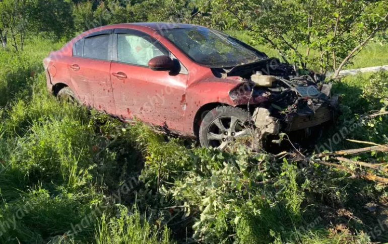 Երևան-Մեղրի ճանապարհին «Mazda»-ն բախվել է երկաթե արգելապատնեշներին և հայտնվել բնակչի այգում, կա վիրшվոր