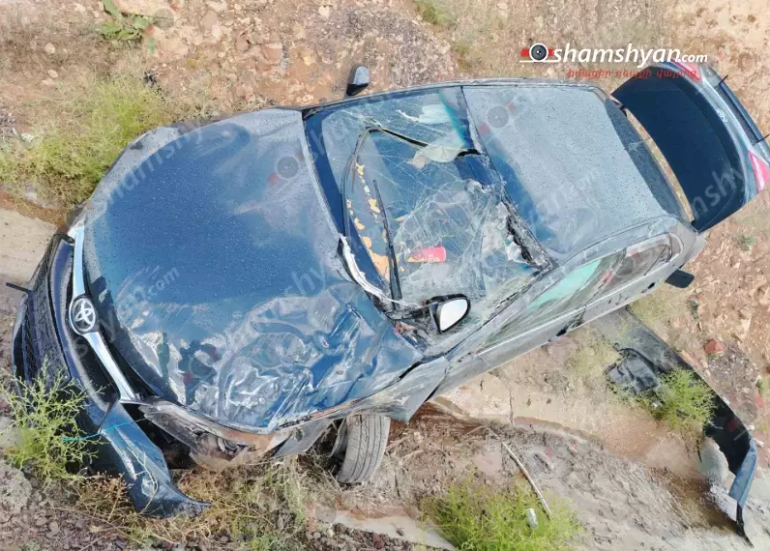 Արթիկի քաղաքապետի որդին «Toyota Camry»-ով դուրս է եկել երթևեկելի գոտուց, բախվել հողաթմբին և կողաշրջվել Արթիկի քաղաքապետի որդին «Toyota Camry»-ով դուրս է եկել երթևեկելի գոտուց, բախվել հողաթմբին և կողաշրջվել
