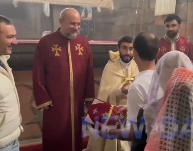 Տեսանյութ.Հովհաննավանքում քաղաքացիներից մեկը կարգալույծ քահանայի ձեռքից վերցրել է Սուրբ Գիրքը