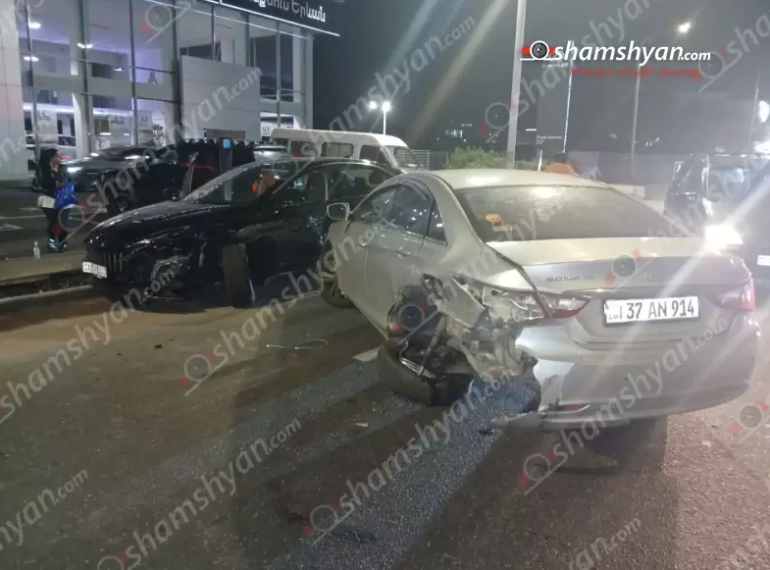 Իսակովի պողոտայում բшխվել են «BMW», «Hongqi» և «Hyundai Sonata» մակնիշի ավտոմեքենաները, կա վիրшվոր