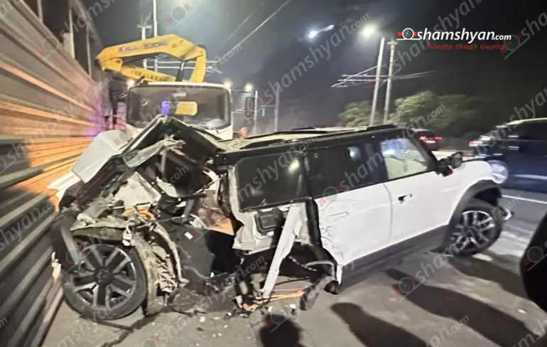 «iCAR» էլեկտրոմոբիլը բшխվել է թիթեղյա արգելապատնեշին և երկաթե սյանը, ավտոմեքենան բաժանվել է 2 մասի