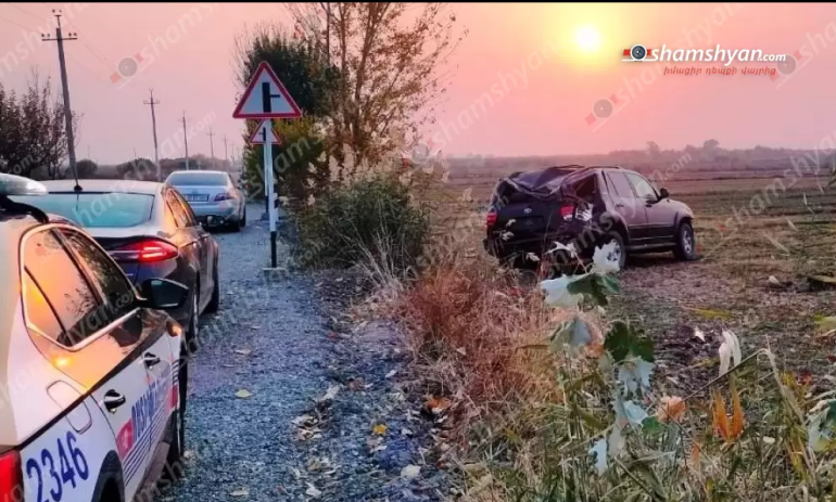 Արմավիրի մարզում ավտոմեքենան դուրս է եկել երթևեկելի գոտուց, բախվել բետոնե սյանը և հայտնվել դաշտում, կան վիրավորներ