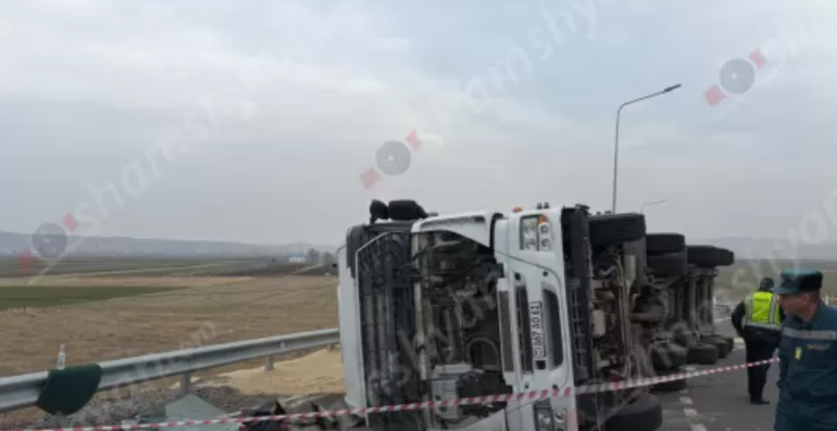 Շիրակի մարզի Հոռոմի խաչմերուկում կողաշրջվել է «IVECO» մակնիշի բեռնատարը