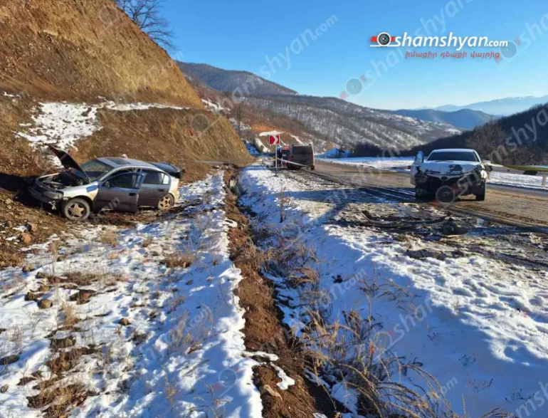 Տաթև-Կապան ավտոճանապարհին բախվել են «Toyota Camry»-ն և «Opel Astra»-ն, վերջինը հայտնվել է երթևեկելի գոտուց դուրս, կա 4 տուժած
