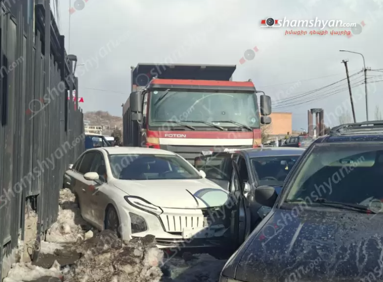 Դավիթ Բեկ փողոցում «Foton» բեռնատարը բшխվել է կայանված «Ford Transit»-ին, «Hongqi»-ին և «Nissan Tiida»-ին, վերջինն էլ «Infiniti»-ին