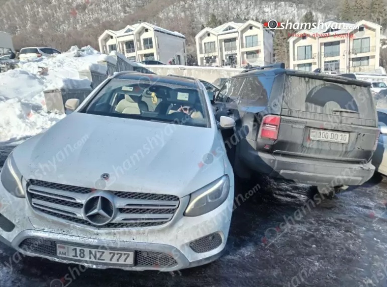 Ծաղկաձորի ճոպանուղու կայանատեղիում բախվել են «Toyota Land Cruiser Prado»-ն և «Mercedes»-ը, հրապարակը պատված է եղել մերկասառույցով