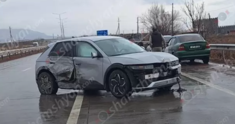 Արարատի մարզում 34-ամյա վարորդը «Hyundai Ioniq»-ով բшխվել է կայանված «Ford»-ին և 2 «Opel»-ներին