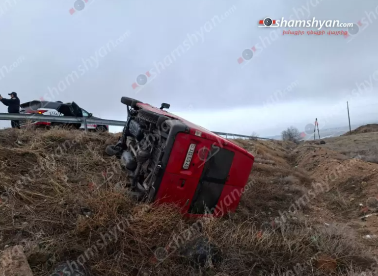 Ավտովթար՝ Արագածոտնի մարզում, «Ford Transit»-ը բшխվել է երկաթե արգելապատնեշներին և կողաշրջված հայտնվել դաշտում