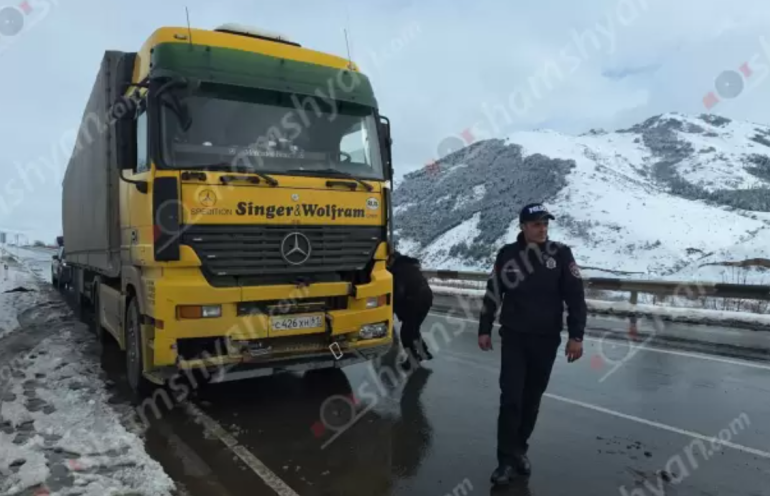 Լոռու մարզում «Mercedes» բեռնատարը դուրս է եկել հանդիպակաց երթևեկելի գոտի, բախվել երկաթե արգելապատնեշներին