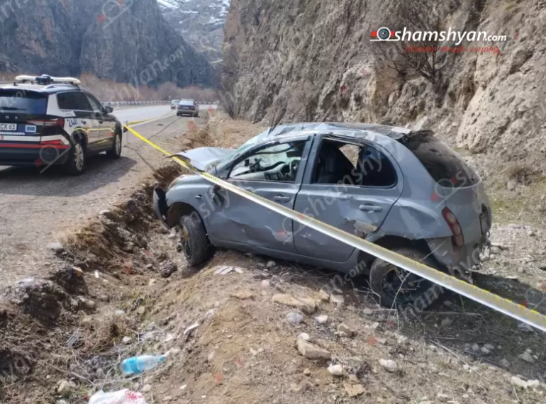 Երևան-Մեղրի ավտոճանապարհին «Nissan March»-ը բшխվել է քարերին և կողաշրջվել, կան վիրшվորներ