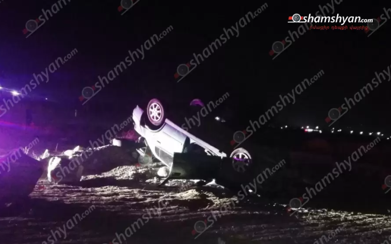 «Opel»-ը դուրս է եկել ճանապարհի երթևեկելի գոտուց, բшխվել քարերին և գլխիվայր հայտնվել դաշտում, վիրшվոր կա