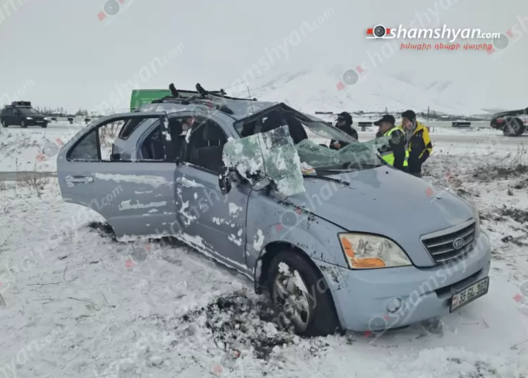 «Kia Sorento»-ն դուրս է եկել ճանապարհի երթևեկելի գոտուց, բшխվել հողաթմբին, գլխիվայր շրջվել և հայտնվել դաշտում, կան վիրшվորներ
