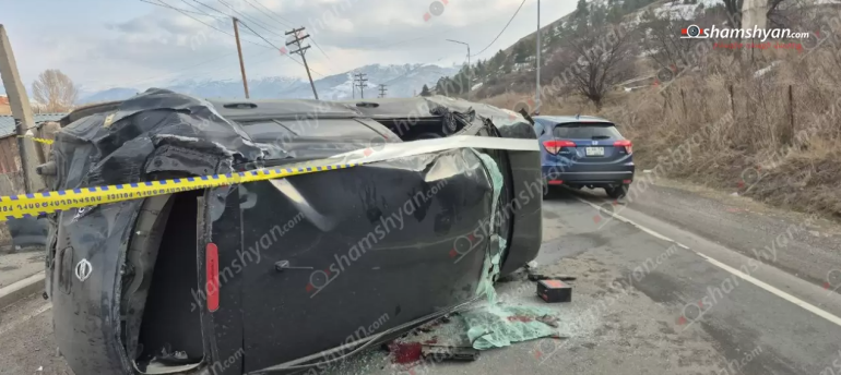 «Nissan Tiida»-ն բախվել է հողաթմբին, կողաշրջված հայտնվել երթևեկելի գոտում և բախվել «Mercedes»-ին, կան վիրավորներ