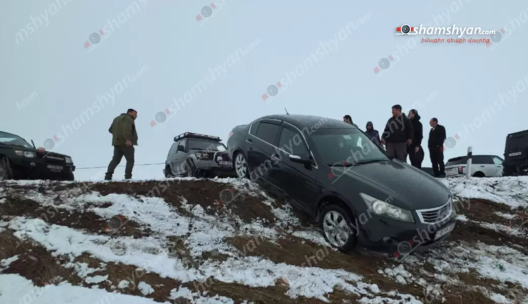 Երևան-Վանաձոր ավտոճանապարհին ձնհալի պատճառով «Honda»-ն հայտնվել է դաշտում՝ բախվելnվ հողաթմբին