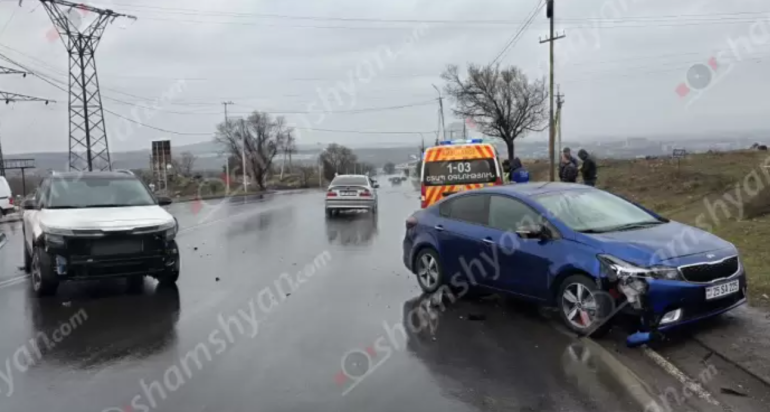 Արզնիի խճուղու սկզբնամասում բախվել են 2 «Kia» մակնիշի ավտոմեքենա