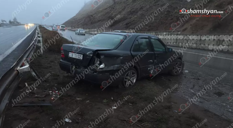 «Mercedes»-ը «Չայնիի» ոլորաններում բшխվել է երկաթե արգելապատնեշներին, մասամբ հայտնվել ճանապարհի երթևեկելի հատվածում