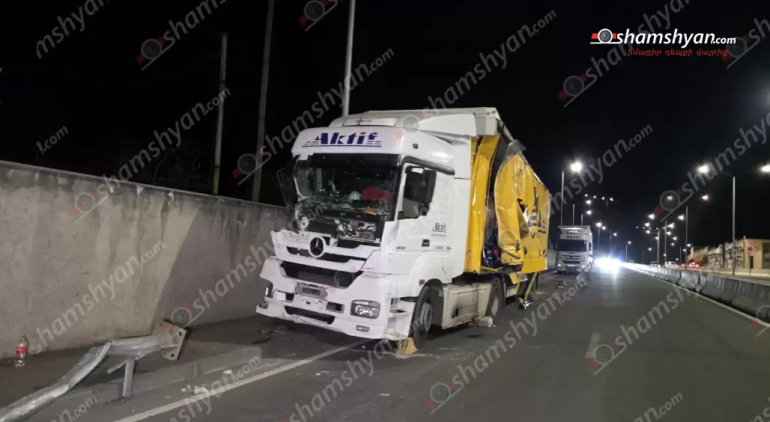 Երևանում թուրքական համարանիշներով «Mercedes» բեռնատարը բшխվել է մեկ այլ բեռնատարի, տшպալել էլեկտրասյունը, փլnւզել բնակչի տան քարե պարիսպը