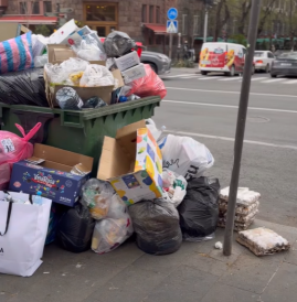 Այս ի՞նչ է քաղաքի վիճակը․ Ալիկ Ալեքսանյանը տեսանյութ է հրապարակել Երևանի Թումանյան փողոցից, որտեղ մեծ քանակությամբ աղբ է կուտակված (տեսանյութ)