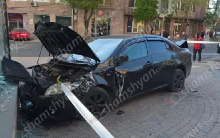 Երևանում «Toyota»-ն վրшերթի է ենթարկել հետիոտնին և բախվել խանութի ապակե ցուցափեղկին․ 2 վիրավnրից մեկն անչափահաս է Երևանում «Toyota»-ն վրшերթի է ենթարկել հետիոտնին և բախվել խանութի ապակե ցուցափեղկին․ 2 վիրավnրից մեկն անչափահաս է