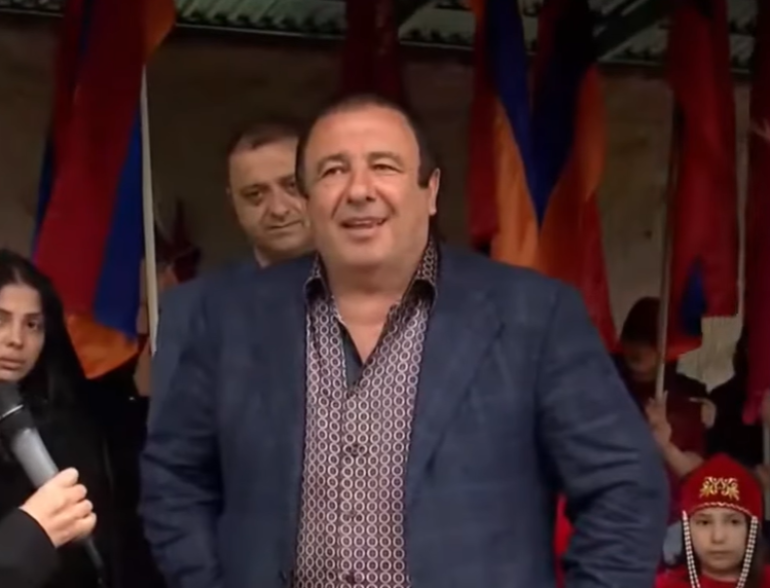Մեր քաղաքապետը պետք է իմանա, որ ինքը քաղաքապետ է, ոչ թե մայկա-տրուսիկ տպող. Գագիկ Ծառուկյանը՝ «Եռագլուխի պատկերը» շապիկի մասին
