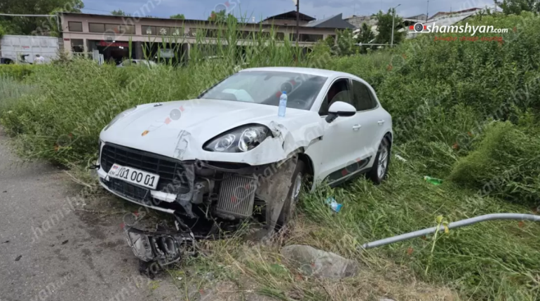 «Porsche Macan»-ը կnտրել է ցուցանակը, տապալել երկաթե էլեկտրասյունը ու հայտնվել կանաչ գոտում, կա վիրավnր