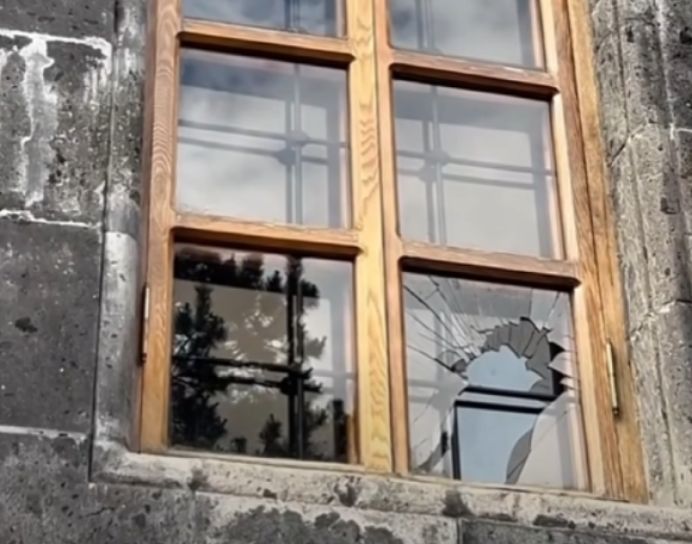 Կոտրել են Գյումրու Սուրբ Գրիգոր Լուսավորիչ եկեղեցու պատուհանների ապակիները
